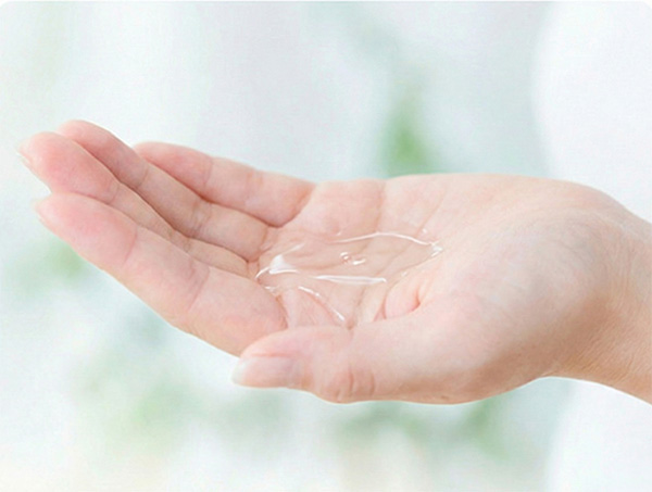 STEP 02 化粧水をなじませる